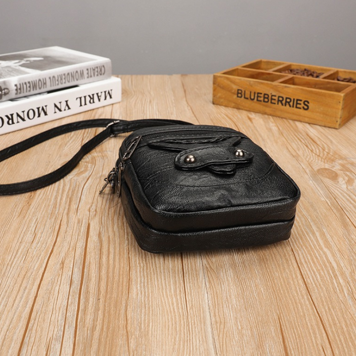 "Elegant vintage mini crossbody-väska i PU-läder, svart och kompakt, perfekt för kvinnor som söker stil och funktion."