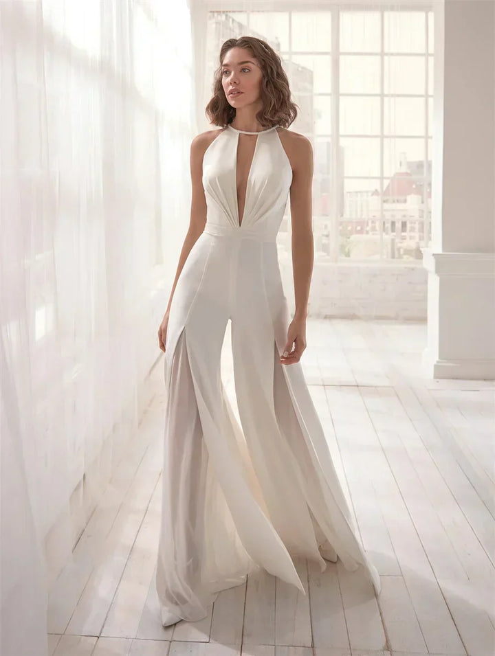 Elegant vit jumpsuit med djup V-ringning för damer, perfekt för fest, sommar och kvällsoutfit.