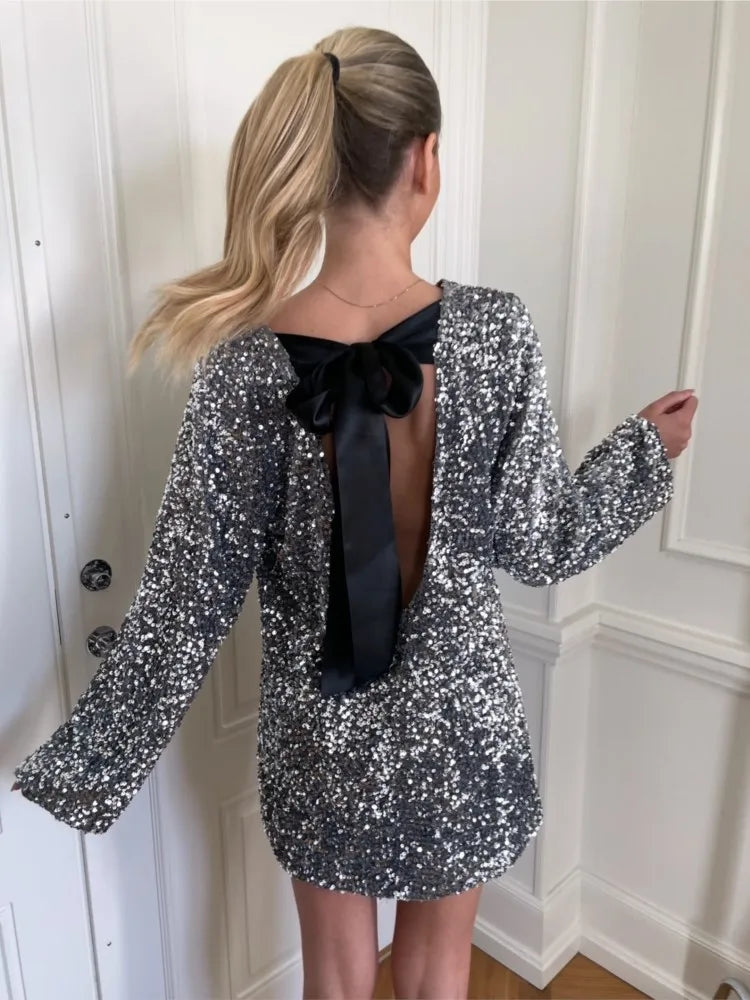 En helhetsbild av en quinceañera festklänning, komplett med handsydda blommiga detaljer.