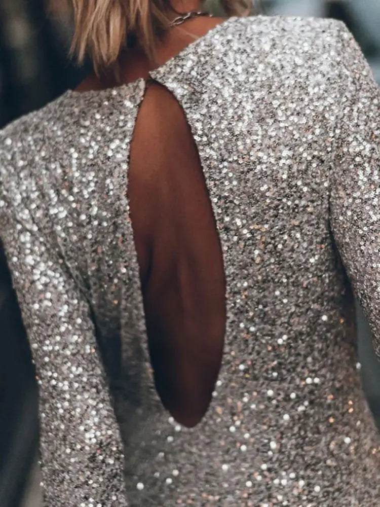 Detaljbild på överdelen av en quinceañera klänning med broderad spets och pärlutsmyckning.
