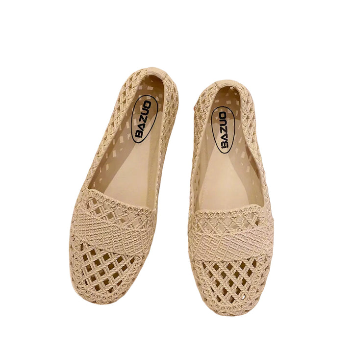 Elegant vit slip-on damsko för vår/sommar, bekväm fritidssko i lättviktsdesign.