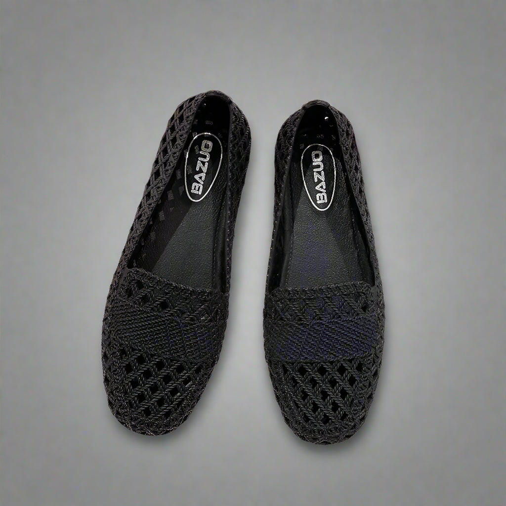 Bild på bekväma vita slip-ons för kvinnor, idealiska som eleganta vardagsskor i vår.