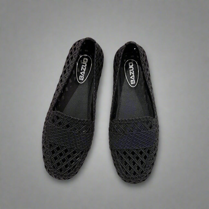 Bild på bekväma vita slip-ons för kvinnor, idealiska som eleganta vardagsskor i vår.