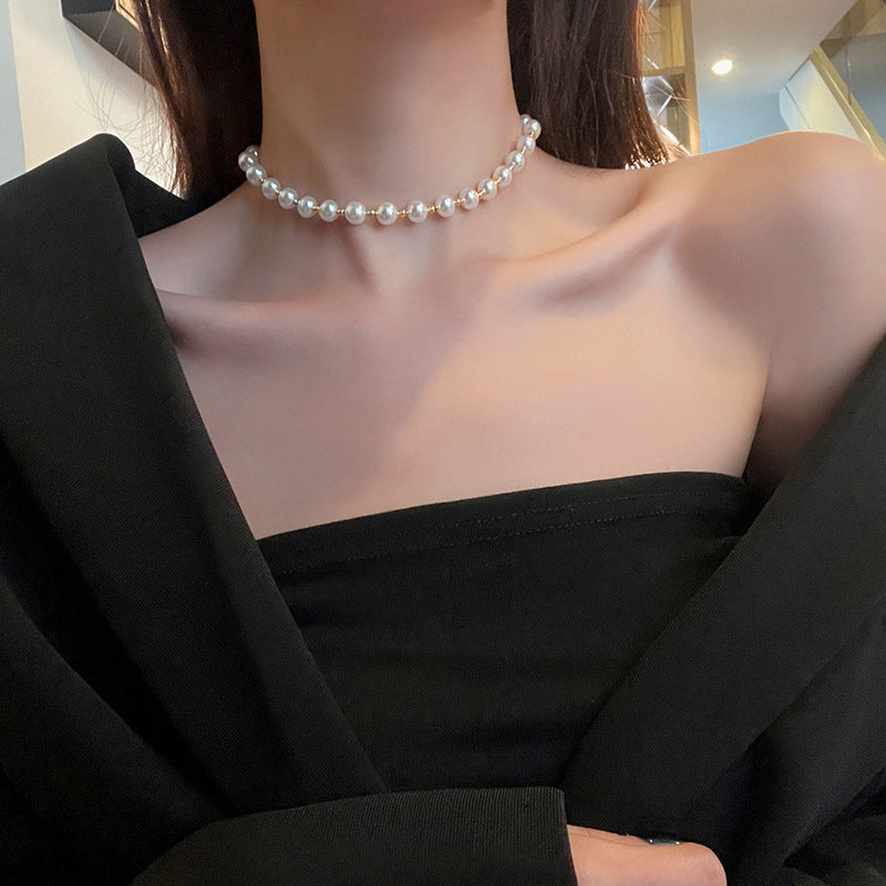 "Elegant vitt pärlhalsband för kvinnor, justerbart för perfekt passform, idealiskt för både vardag och festliga tillfällen."
