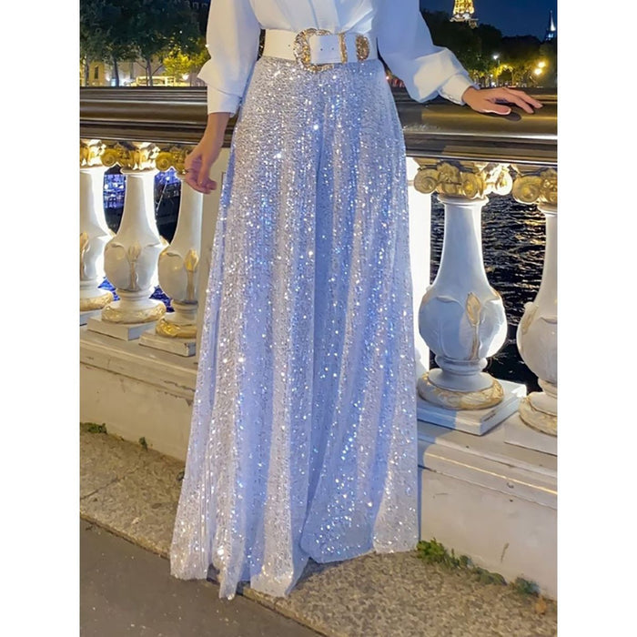 Modell bär elegant vitt tvådelat set med v-ringning, perfekt för kvinnor