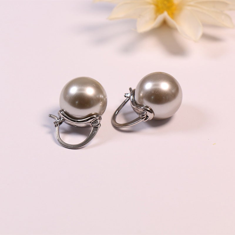 "Eleganta 14k guldpläterade pärlörhängen med vita pärlor, perfekt för damer; lyx och stil i ett tidlöst smycke."