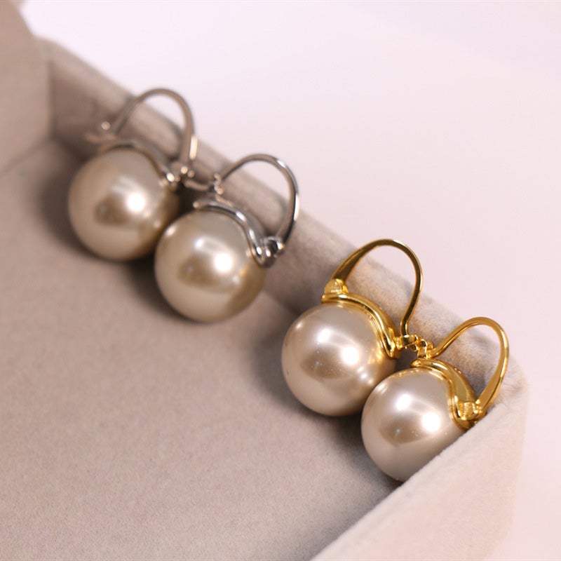 "Eleganta 14k guldpläterade pärlörhängen med vita pärlor, perfekt för damer; lyx och stil i ett tidlöst smycke."