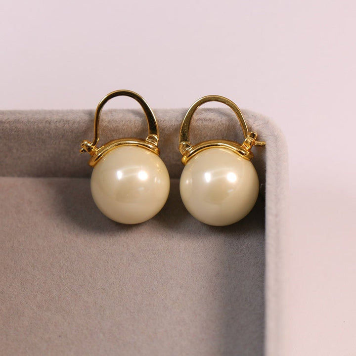 "Eleganta 14k guldpläterade pärlörhängen med vita pärlor, perfekt för damer; lyx och stil i ett tidlöst smycke."