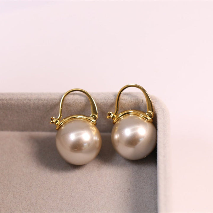 "Eleganta 14k guldpläterade pärlörhängen med vita pärlor, perfekt för damer; lyx och stil i ett tidlöst smycke."
