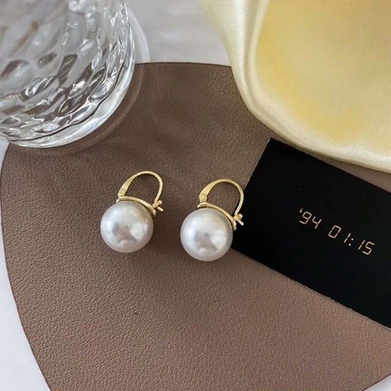 "Eleganta 14k guldpläterade pärlörhängen med vita pärlor, perfekt för damer; lyx och stil i ett tidlöst smycke."