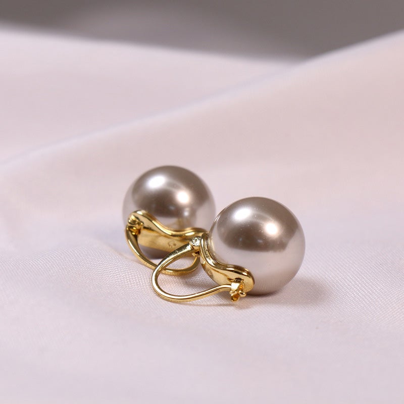 "Eleganta 14k guldpläterade pärlörhängen med vita pärlor, perfekt för damer; lyx och stil i ett tidlöst smycke."