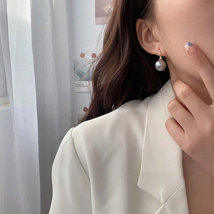 "Eleganta 14k guldpläterade pärlörhängen med vita pärlor, perfekt för damer; lyx och stil i ett tidlöst smycke."