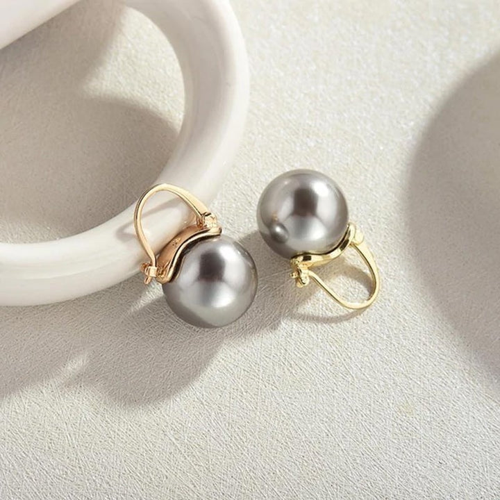 "Eleganta 14k guldpläterade pärlörhängen med vita pärlor, perfekt för damer; lyx och stil i ett tidlöst smycke."