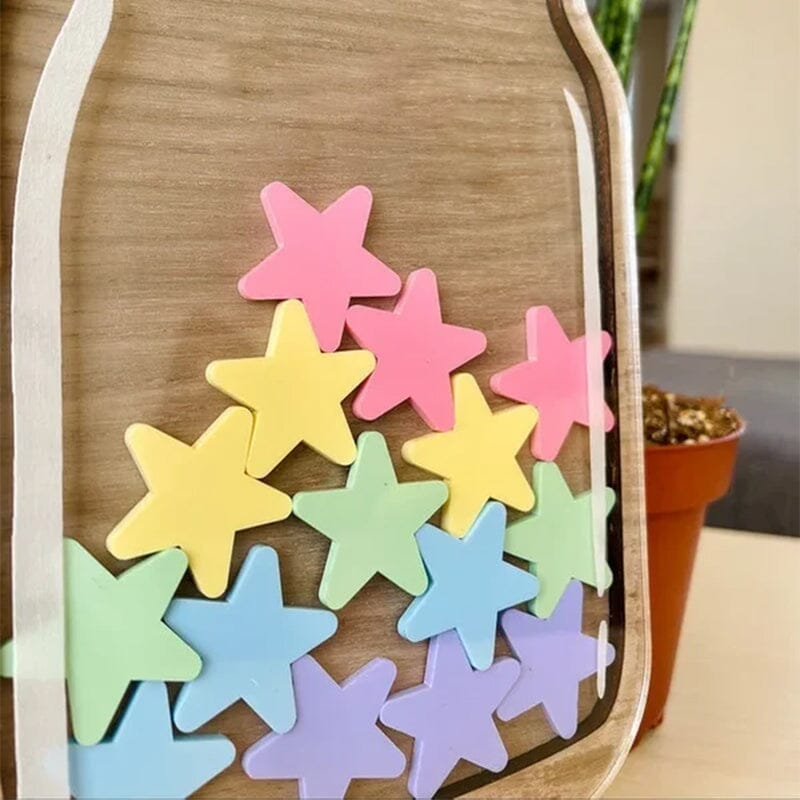 "Eleganta belöningsburk i valnötsfanér och akryl, perfekt för barn och klassrum, med plats för personlig gravyr."