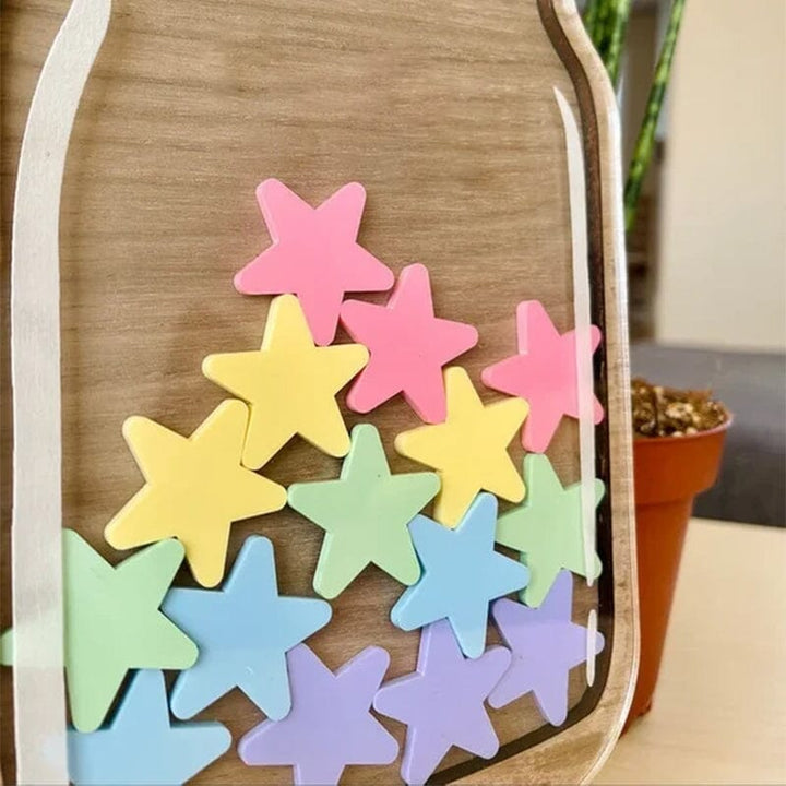 "Eleganta belöningsburk i valnötsfanér och akryl, perfekt för barn och klassrum, med plats för personlig gravyr."