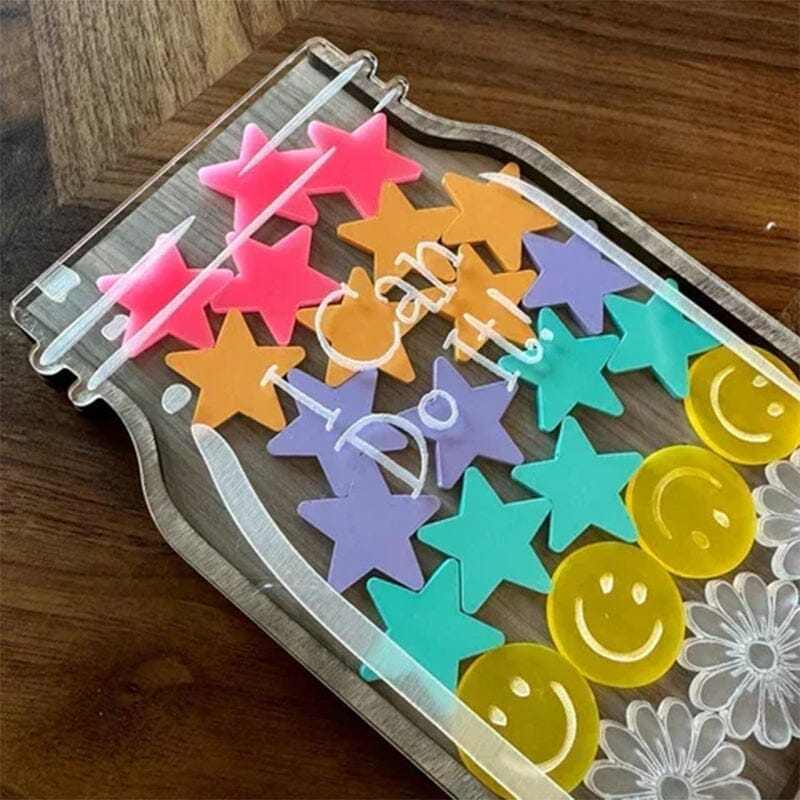 "Eleganta belöningsburk i valnötsfanér och akryl, perfekt för barn och klassrum, med plats för personlig gravyr."