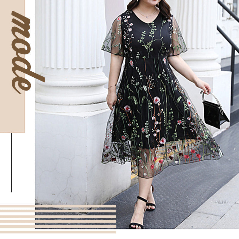"Eleganta blommig plus size klänning, broderad med transparenta ärmar, framhäver kurvor och ger en sofistikerad look."