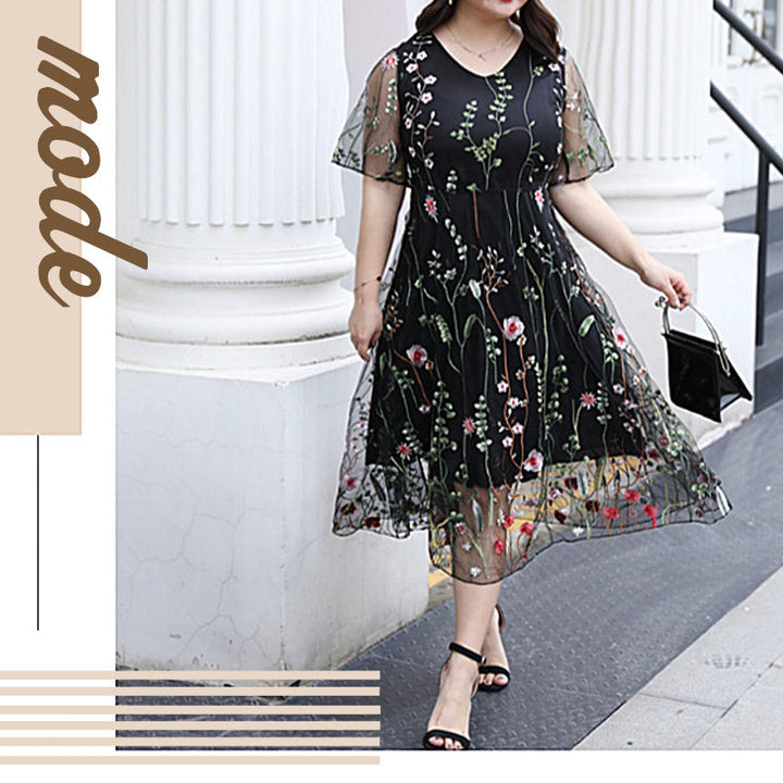 "Eleganta blommig plus size klänning, broderad med transparenta ärmar, framhäver kurvor och ger en sofistikerad look."