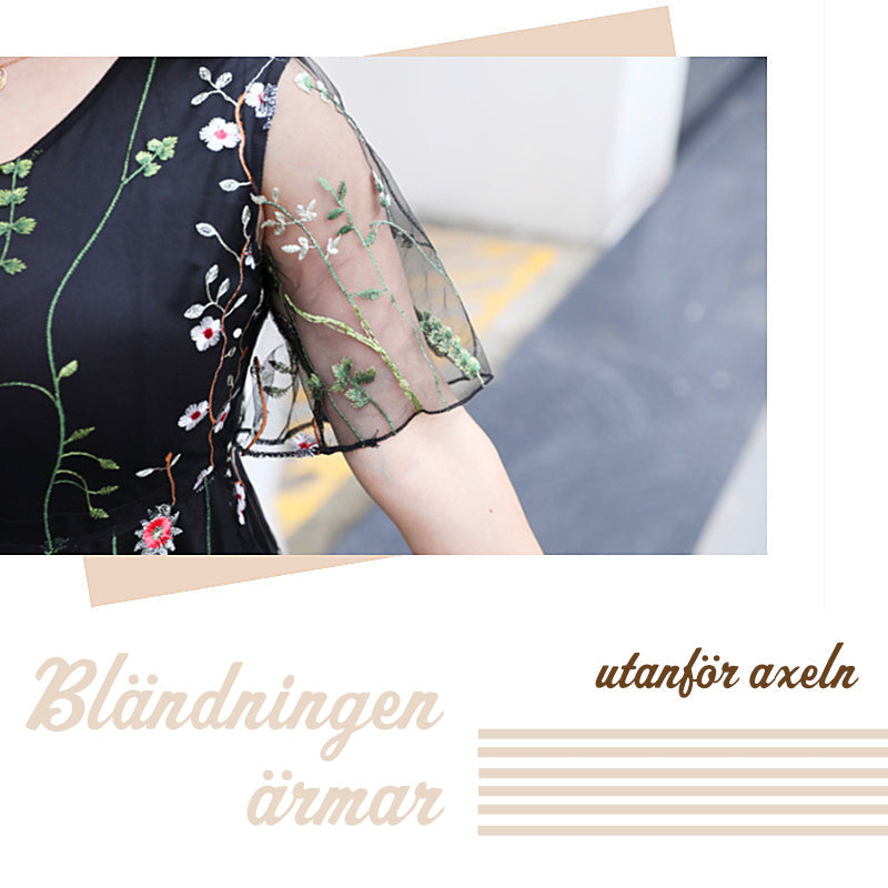 "Eleganta blommig plus size klänning, broderad med transparenta ärmar, framhäver kurvor och ger en sofistikerad look."