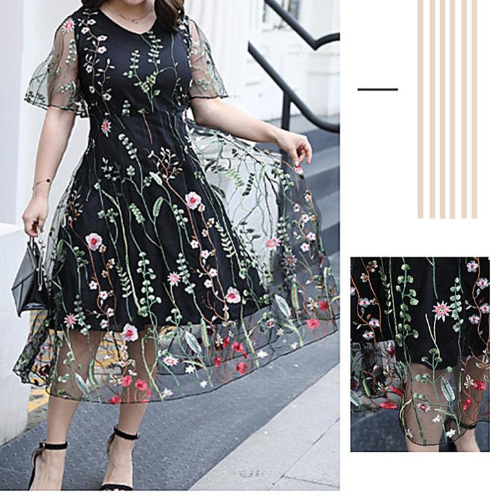 "Eleganta blommig plus size klänning, broderad med transparenta ärmar, framhäver kurvor och ger en sofistikerad look."
