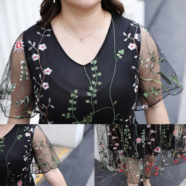 "Eleganta blommig plus size klänning, broderad med transparenta ärmar, framhäver kurvor och ger en sofistikerad look."