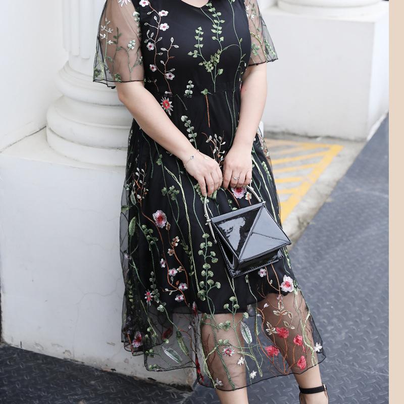 "Eleganta blommig plus size klänning, broderad med transparenta ärmar, framhäver kurvor och ger en sofistikerad look."