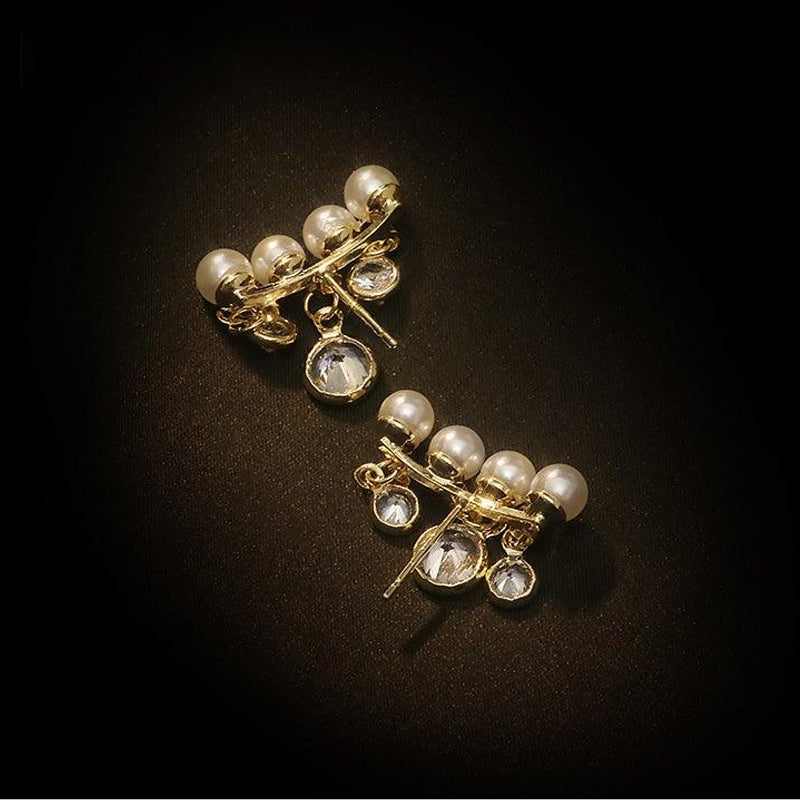 Eleganta böjda pärltofs örhängen för kvinnor i sterling silver, vita pärlor, modern design, nickelfri, glamourös look.