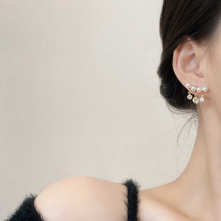 Eleganta böjda pärltofs örhängen för kvinnor i sterling silver, vita pärlor, modern design, nickelfri, glamourös look.
