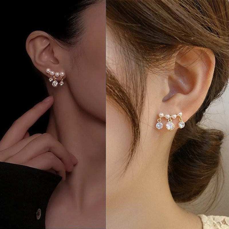 Eleganta böjda pärltofs örhängen för kvinnor i sterling silver, vita pärlor, modern design, nickelfri, glamourös look.