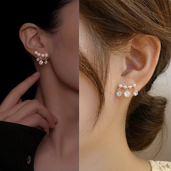 Eleganta böjda pärltofs örhängen för kvinnor i sterling silver, vita pärlor, modern design, nickelfri, glamourös look.
