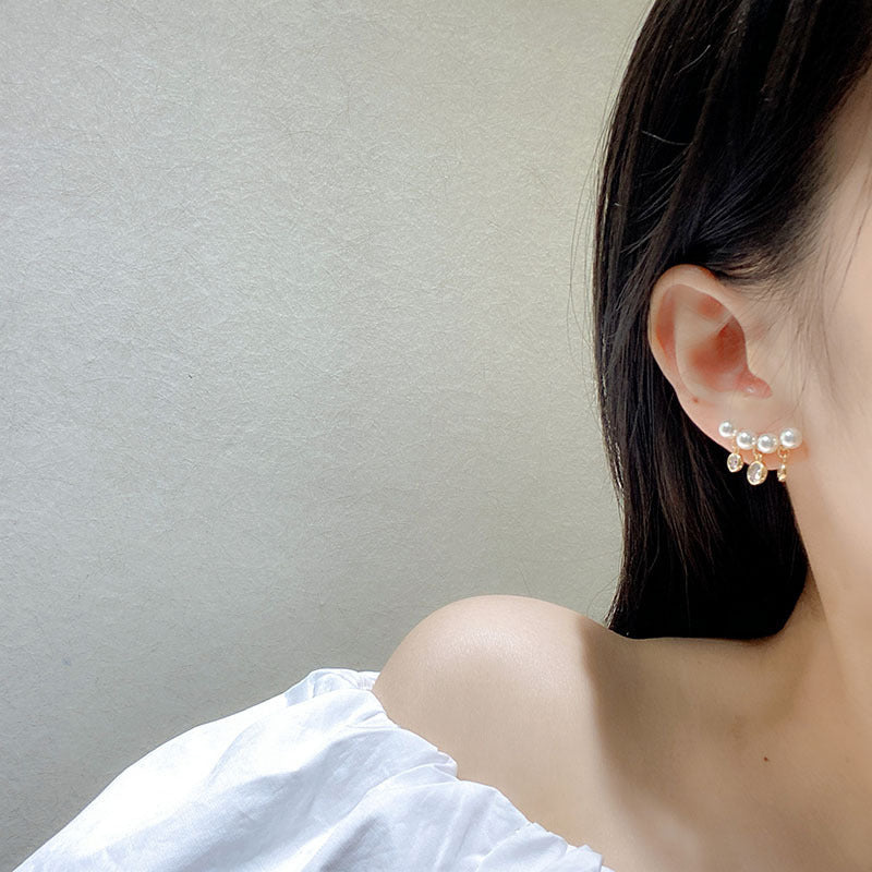 Eleganta böjda pärltofs örhängen för kvinnor i sterling silver, vita pärlor, modern design, nickelfri, glamourös look.
