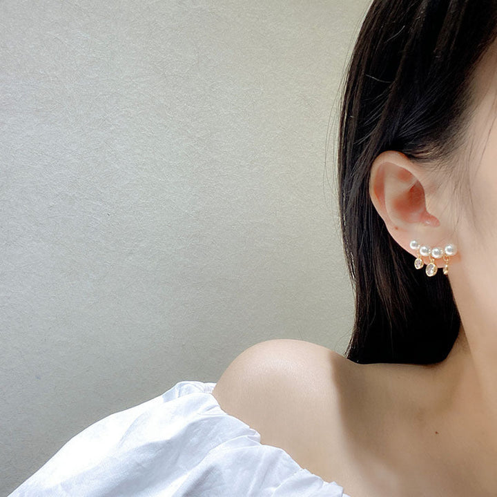 Eleganta böjda pärltofs örhängen för kvinnor i sterling silver, vita pärlor, modern design, nickelfri, glamourös look.