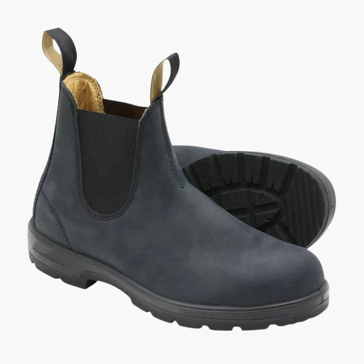 Detaljbild av en brun herr Chelsea-boot. Klassiska slip-on stövlar med gummisula, eleganta för mode & vardag.
