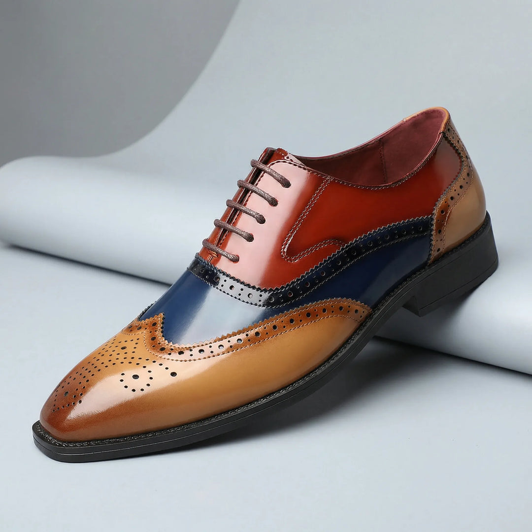 Svarta wingtip brogue herrskor. Stilfulla snörskor för bröllop och fest, en tidlös klassiker.