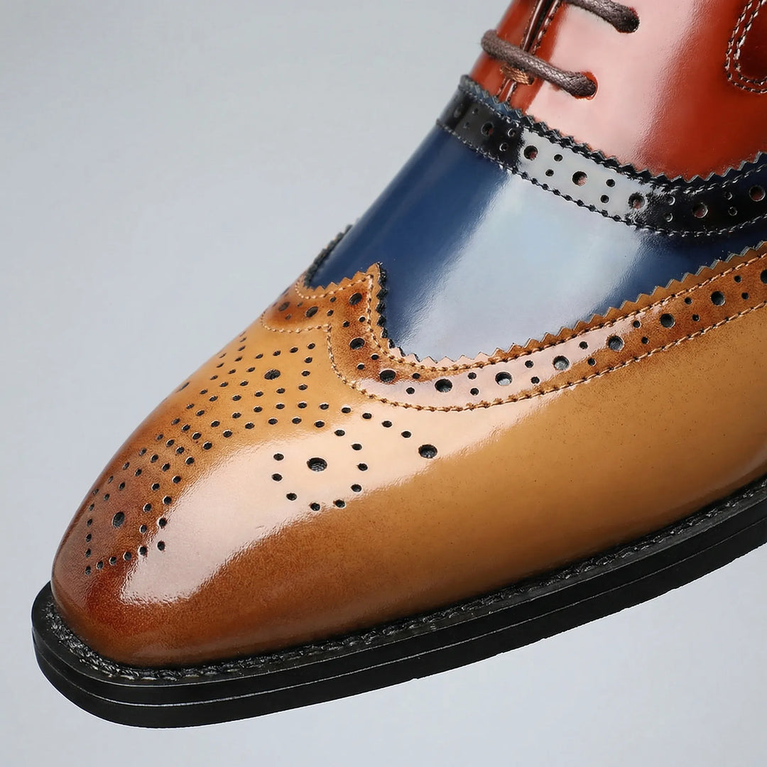 Detaljbild av gröna wingtip brogue dresskor med klassisk perforering och snörning för herrar.