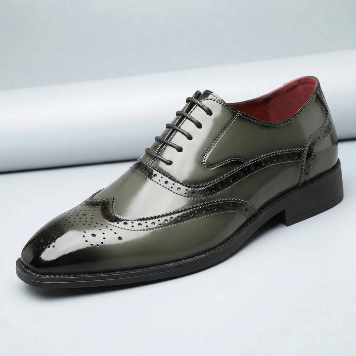 Stilfulla svarta wingtip brogue snörskor för herrar. Perfekta bröllopsskor och festskor med elegans.
