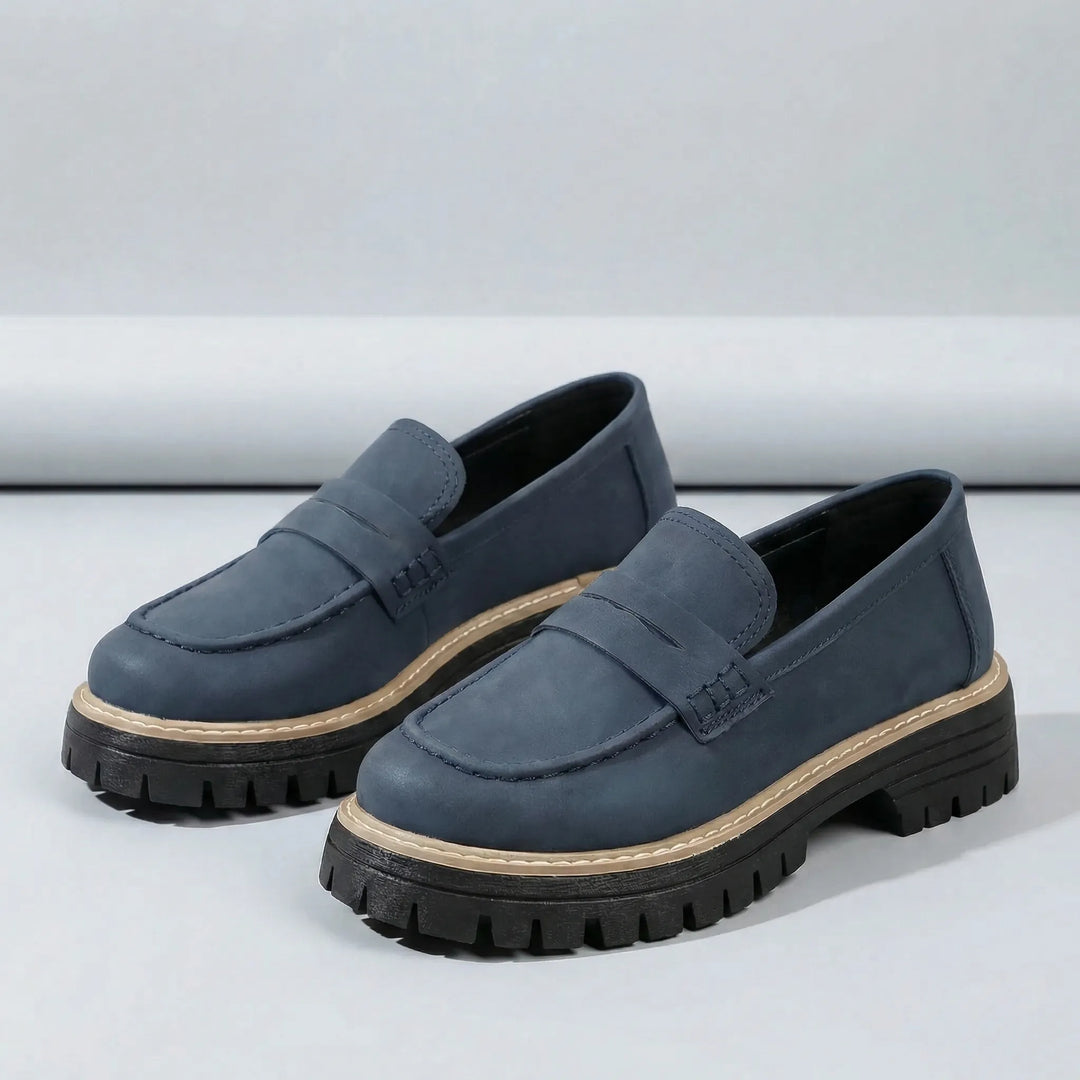 Dam loafers med låg blockklack stylade för en modern look. Eleganta slip-on mode skor för kvinnor.
