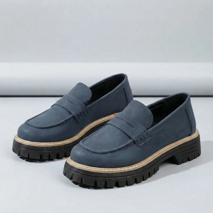 Dam loafers med låg blockklack stylade för en modern look. Eleganta slip-on mode skor för kvinnor.