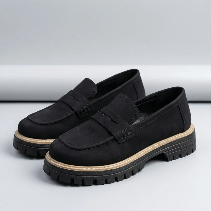 Snygga damloafers i slip-on modell med stabil låg blockklack, perfekta bekväma vardagsskor.