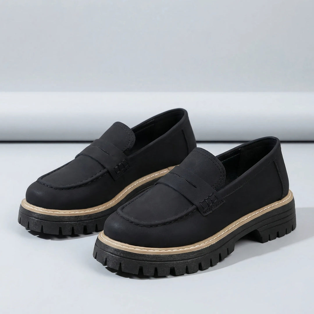Bekväma dam loafers på foten, eleganta vardagsskor med låg blockklack för en stilren look.