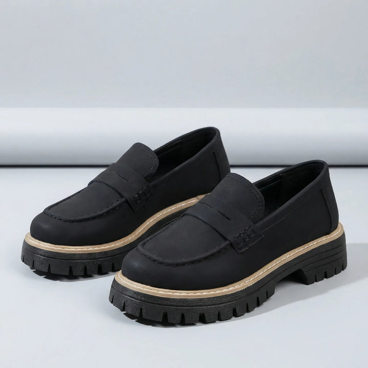 Bekväma dam loafers på foten, eleganta vardagsskor med låg blockklack för en stilren look.
