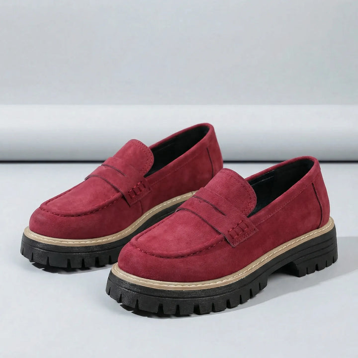 Detaljbild av låg blockklack på eleganta dam loafers. Bekväma och stabila höstskor.