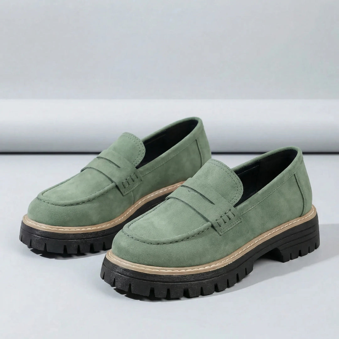Överblick av slip-on dam loafers med låg blockklack. Stilrena och bekväma vårskor för kvinnor.