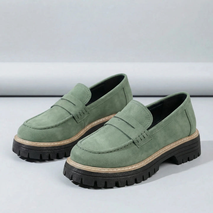 Överblick av slip-on dam loafers med låg blockklack. Stilrena och bekväma vårskor för kvinnor.