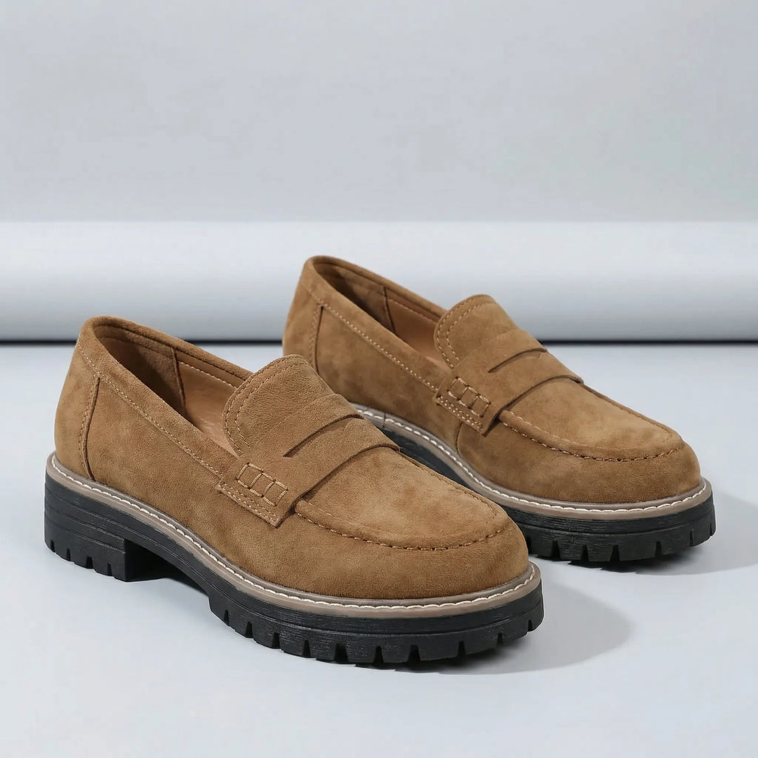 Bekväma dam loafers med låg blockklack, perfekta slipper skor för en lång dag. Eleganta och praktiska.