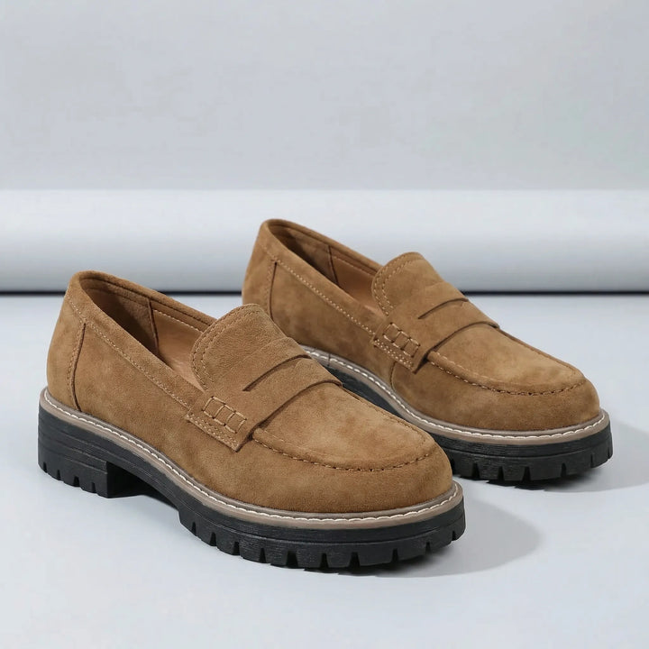 Bekväma dam loafers med låg blockklack, perfekta slipper skor för en lång dag. Eleganta och praktiska.
