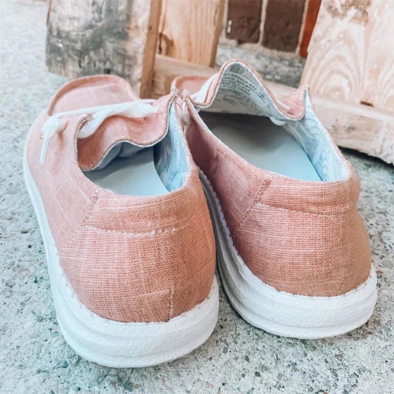 "Eleganta dam sneakers i grå canvas med minnesskum, rund tå och medelhög klack, perfekt för stil och komfort."
