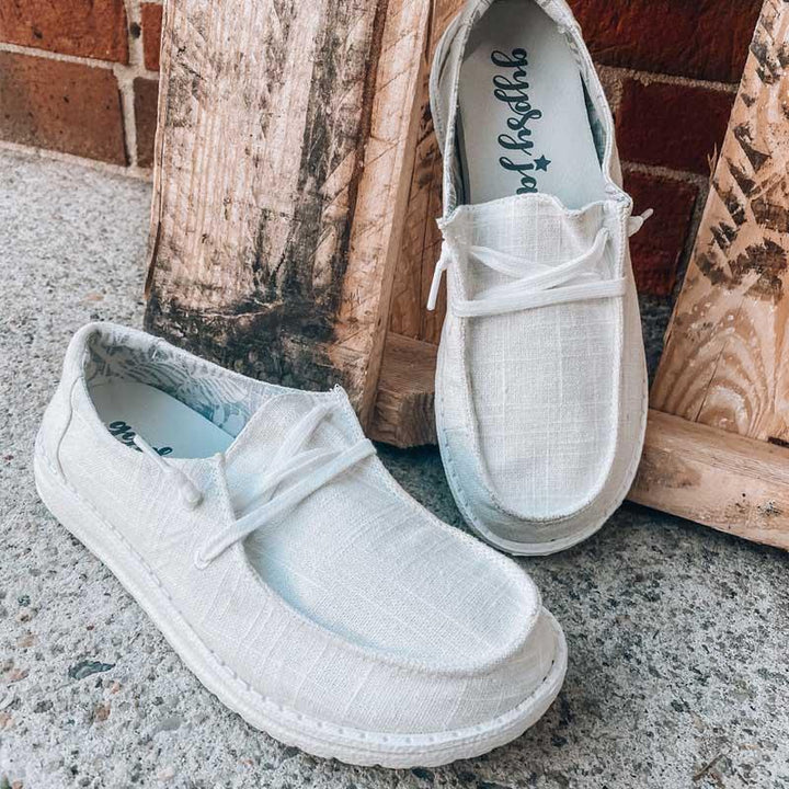 "Eleganta dam sneakers i grå canvas med minnesskum, rund tå och medelhög klack, perfekt för stil och komfort."
