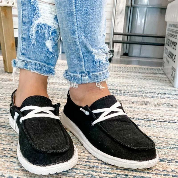 "Eleganta dam sneakers i grå canvas med minnesskum, rund tå och medelhög klack, perfekt för stil och komfort."