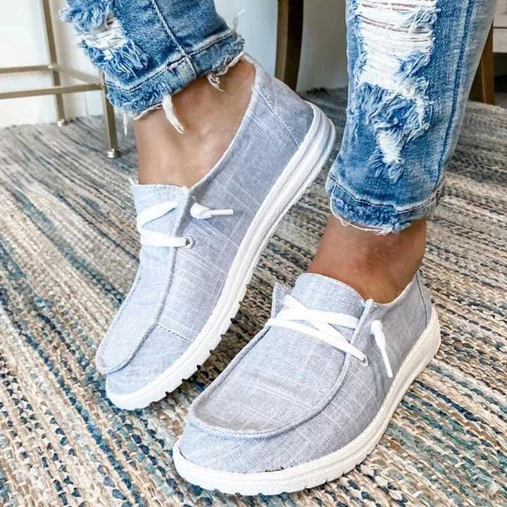 "Eleganta dam sneakers i grå canvas med minnesskum, rund tå och medelhög klack, perfekt för stil och komfort."